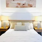 Nuevo Cathedral Deluxe Apartment Sinesedesignhomes